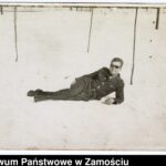 Żołnierz w okularach przeciwsłonecznych pozuje w koszarach Technicznej Szkoły Wojsk Lotniczych w Zamościu. Zamość, styczeń 1962 r.; autor N.N.