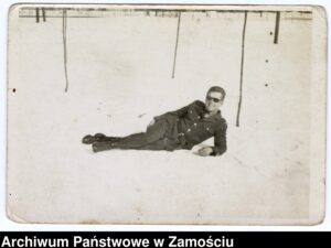 Żołnierz w okularach przeciwsłonecznych pozuje w koszarach Technicznej Szkoły Wojsk Lotniczych w Zamościu. Zamość, styczeń 1962 r.; autor N.N.