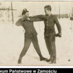 Żołnierze w trakcie ćwiczeń walki wręcz. W tle budynki koszar Technicznej Szkoły Wojsk Lotniczych w Zamościu. Zamość, styczeń 1962 r.; autor N.N.