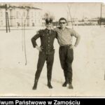 Dwaj żołnierze na tle zabudowy koszar Technicznej Szkoły Wojsk Lotniczych w Zamościu. Zamość, styczeń 1962 r.; autor N.N.