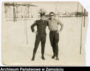 Dwaj żołnierze na tle zabudowy koszar Technicznej Szkoły Wojsk Lotniczych w Zamościu. Zamość, styczeń 1962 r.; autor N.N.