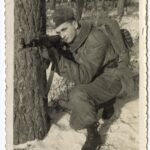 Żołnierz mierzący z karabinku AK podczas ćwiczeń na poligonie w Sitańcu-Wolicy koło Zamościa. Sitaniec-Wolica, 1962 r.; autor N.N.