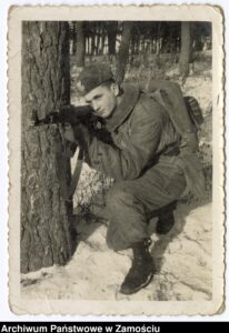 Żołnierz mierzący z karabinku AK podczas ćwiczeń na poligonie w Sitańcu-Wolicy koło Zamościa. Sitaniec-Wolica, 1962 r.; autor N.N.